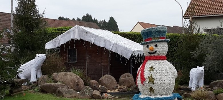 Weihnachtliche Hütte mit Schneemann