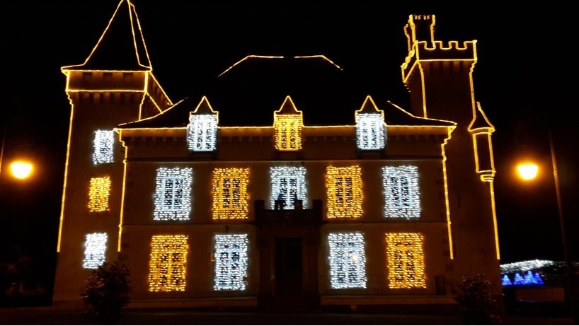 Weihnachtlich beleuchtetes Gebäude in Feytiat