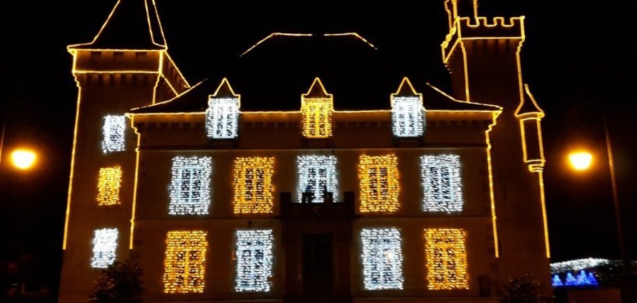 Weihnachtlich beleuchtetes Gebäude in Feytiat